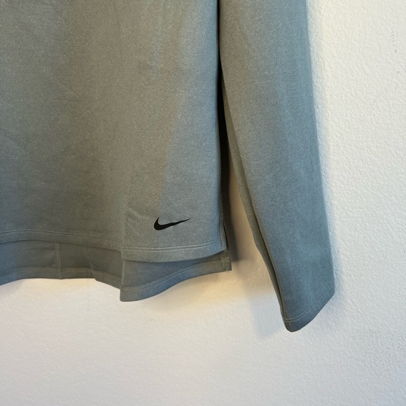 Nike Women’s Gray Thermal Fit Top Size Large NWT - Picture 3 of 10